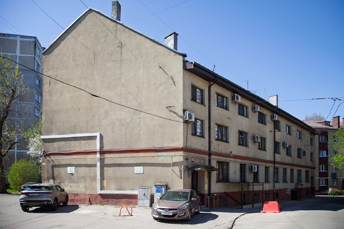 Интересно, как этот дом строили? В советское время сказали бы после получки