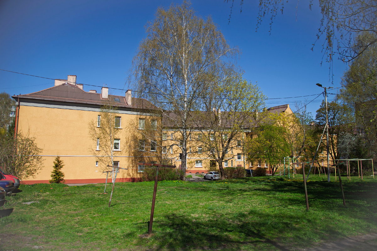 А такой вид открылся со стороны двора на соседний дом. Самое интересное меня ждало дальше