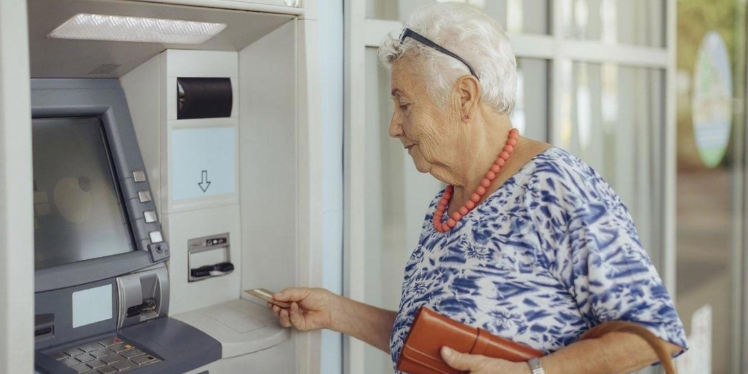 Почему лучше не снимать всю пенсию наличными с карты, на которую она приходит