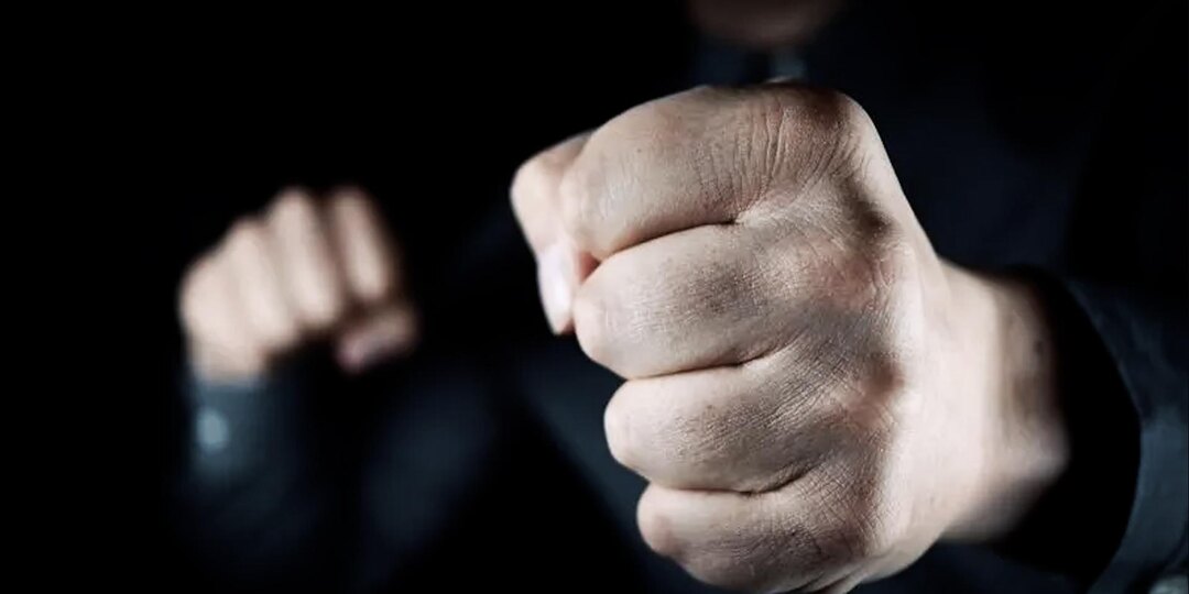 В Петербурге двое мужчин избили в подъезде дома местного жителя