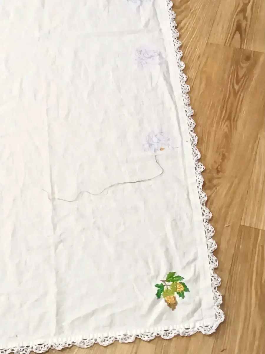    Перевела  4 веточки желудей на другую сторону скатерти.