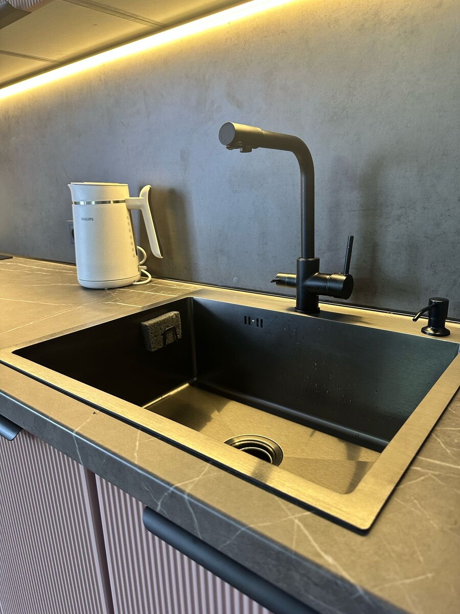 Это реальное фото, которое прислал один из наших довольных покупателей. Посмотрите на стыки и кромку — качество исполнения ничуть не хуже, чем в дорогих салонах. Только без наценки за аренду и «красивые туфли».