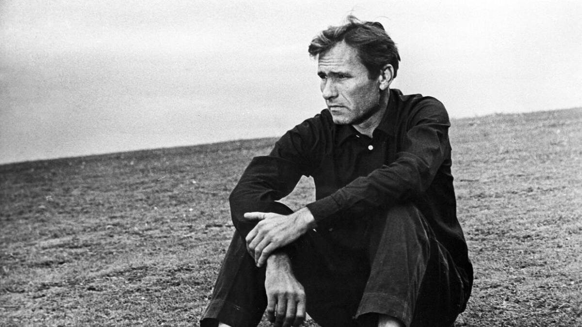    Кадр из фильма режиссера Василия Шукшина «Печки-лавочки». В этот момент герой произносит фразу: «Все, ребята, конец!». И это звучит и как завершение фильма, и как грустная констатация ухода чего-то важного, бесшабашного и по-настоящему «русского», что воплощает его герой / Фото: РИА Новости