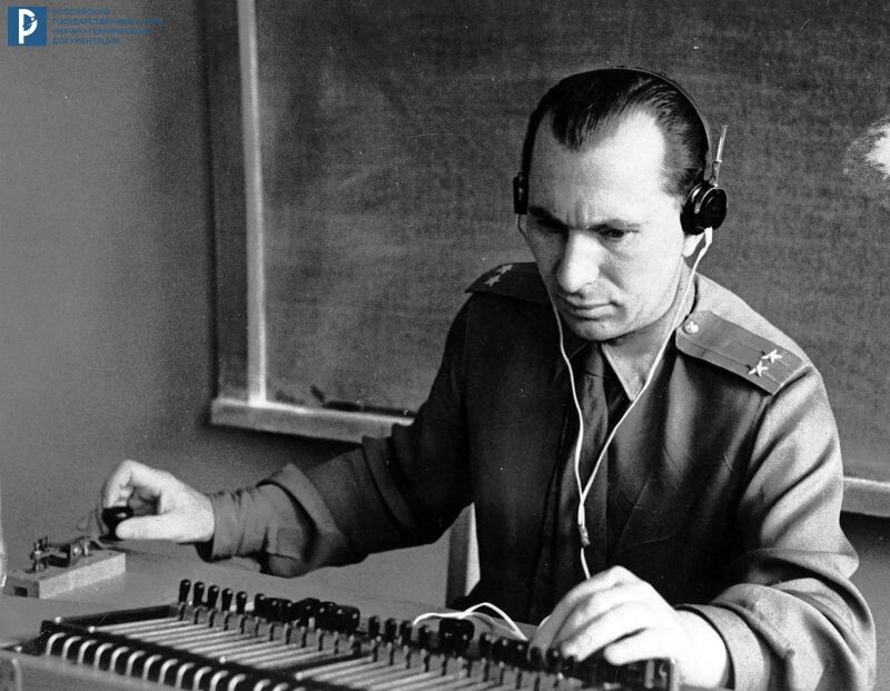 П.И. Беляев за работой ключом радиопередачи отбивает морзянку. РГАНТД. Ф. 421. Oп. 3-11. Д. 8. Л. 1
