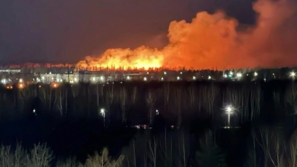 Нужна помощь: огонь с полей в Костроме подбирается к приюту для животных
