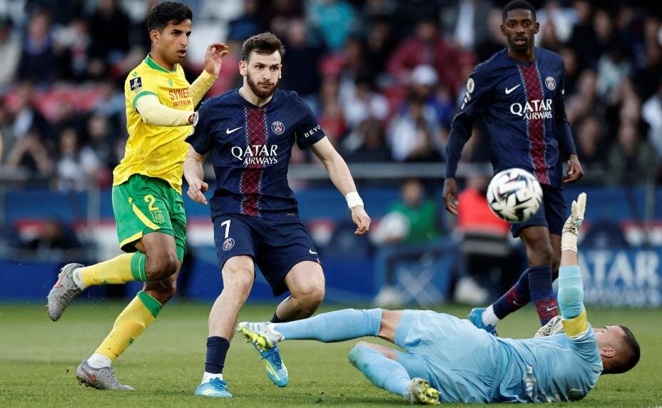    Даже Дембеле в шоке от умения Хвичи забивать голы. Фото: Reuters