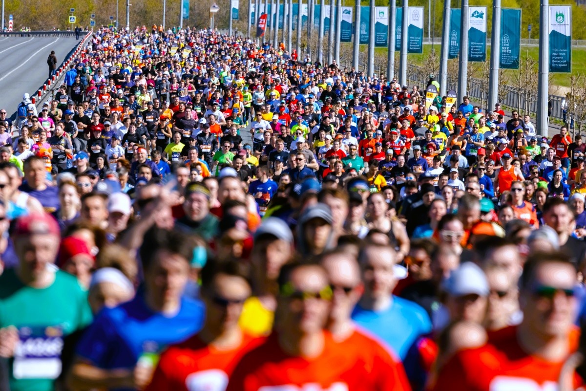 Все бегут, бегут, а Он им светит. .....Нет. Не светофор. Казанское Солнце! Он, а не оно.