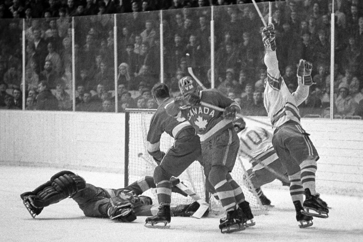 Сборная СССР забивает гол в ворота канадцев на чемпионате мира 1969 г. в Стокгольме (Швеция). Фото из открытых источников