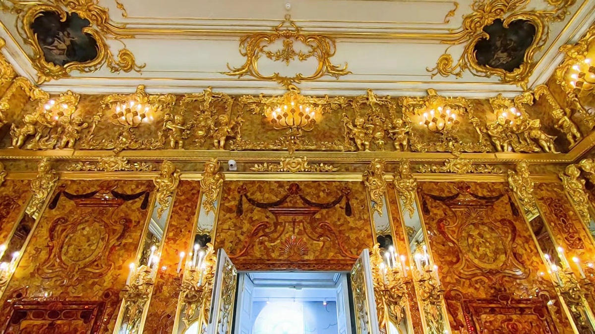 Как и в оригинале, часть стен над янтарными панелями украсили позолоченной резьбой. Фото: Сергей А. Демидов с сайта wikimedia (лицензия Creative Commons Attribution 4.0 International)