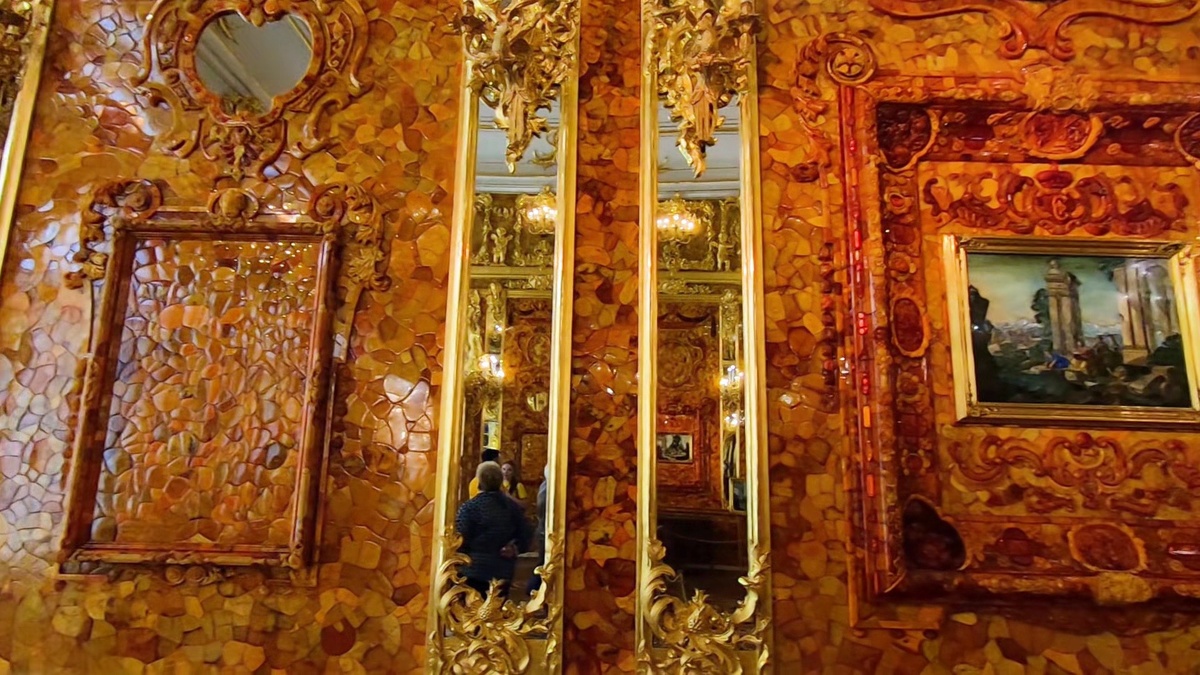 Узкие высокие зеркала множат солнечные блики на янтарных стенах. Фото: Сергей А. Демидов с сайта wikimedia (лицензия Creative Commons Attribution 4.0 International)