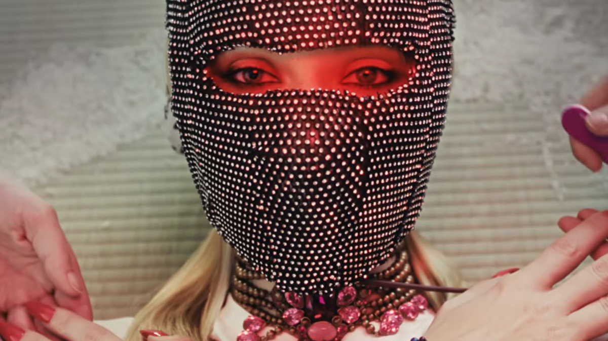 Ким Петрас (Kim Petras) выпустила клип «Need for Speed» («Нид фо Спид»)