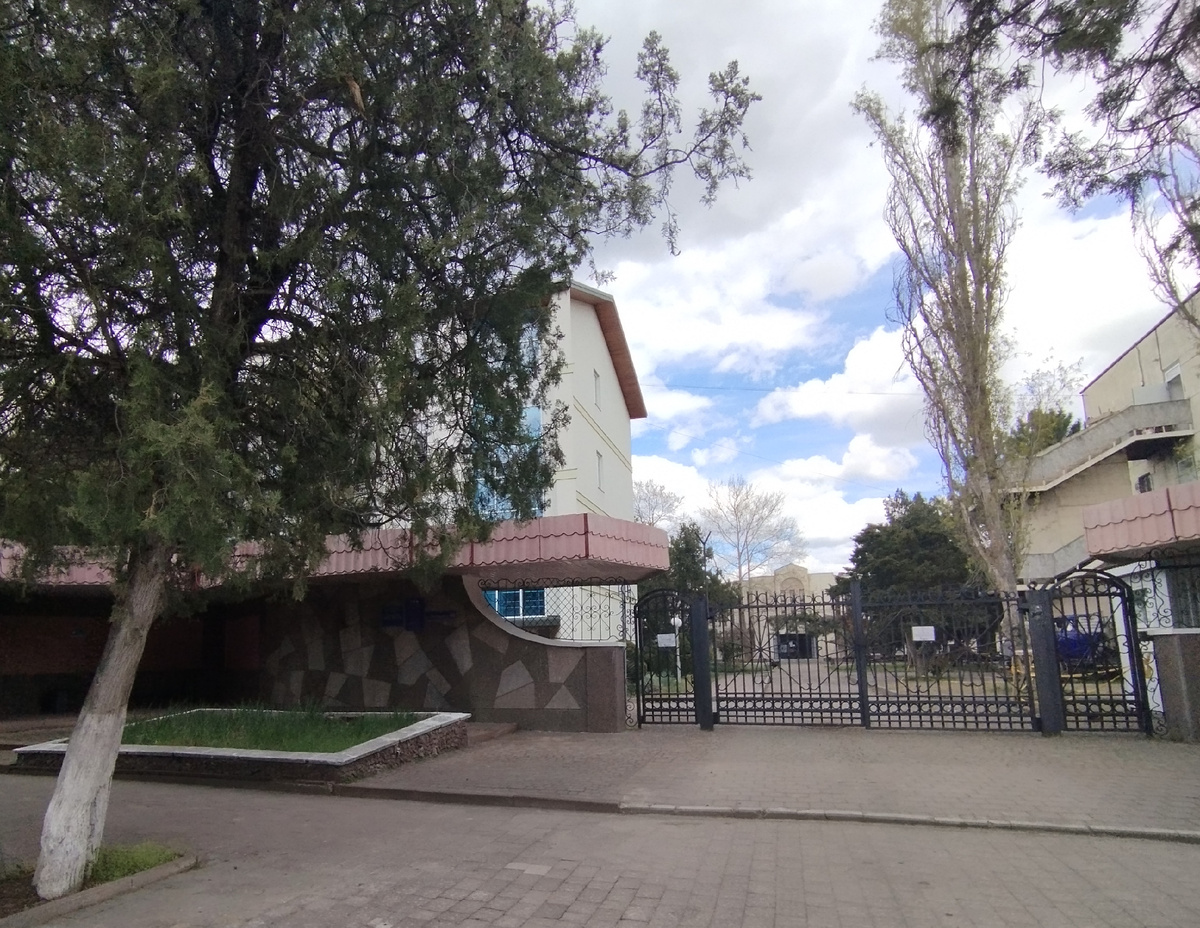 Санаторий «Мечта», Республика Крым, г. Евпатория, ул. Горького, д. 40. Центральный вход, через который мы могли бы попадать на территорию санатория, если бы он(вход) и часть территории не были бы закрыты на ремонт и реконструкцию. ЗДЕСЬ и далее фото автора и(или) из личного архива автора, если не указано иначе.