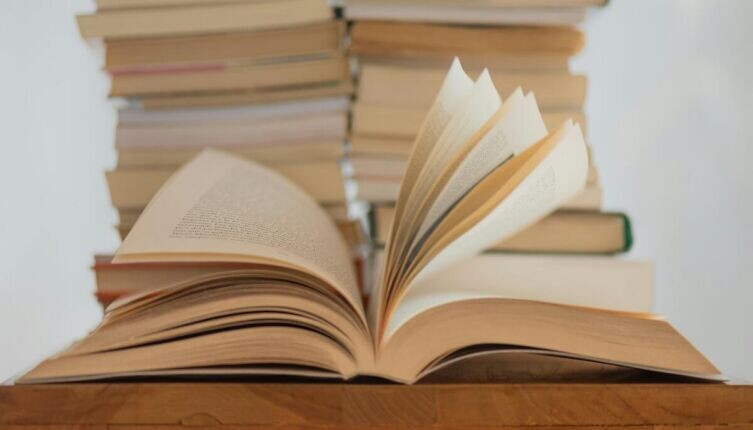    Какими были книги? Фото: Elisa Calvet B. on Unsplash