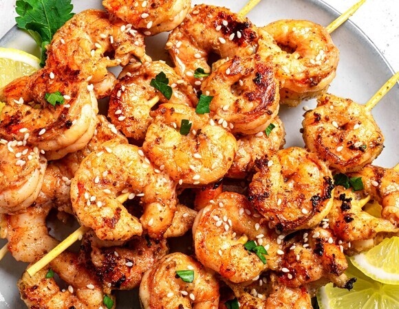 Перестала нанизывать креветки на шпажки как попало: делаю так — и морепродукты не теряют ни капли сока