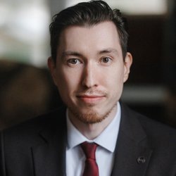    «Самое горькое для предпринимателя в этой истории — позиция Верховного Суда России. Еще в 2016 году высшая судебная инстанция четко разъяснила: если работа для государства выполнена без законного контракта или в обход обязательных торгов, подрядчик не имеет права на оплату. Даже если крыша сделана идеально и школа ею пользуется, закон считает, что профессиональный бизнесмен обязан был знать правила игры. Соглашаясь на дробление, компания добровольно берет на себя риск работать бесплатно».