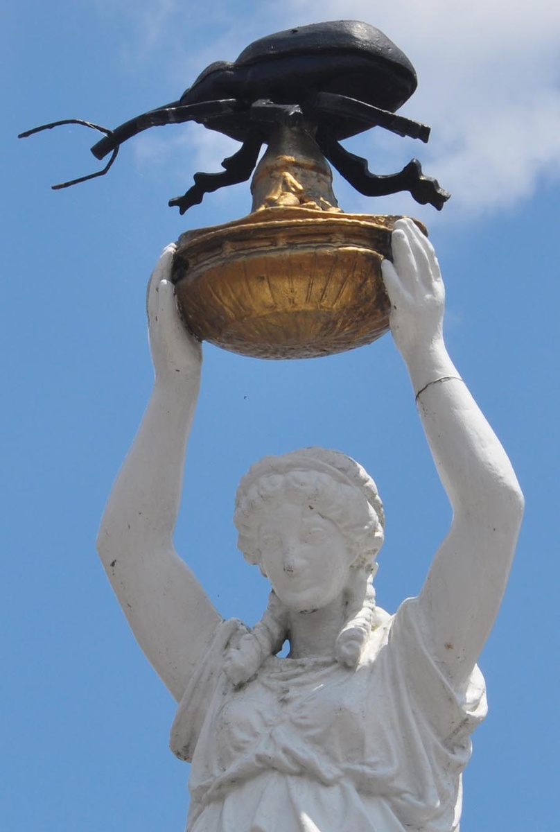 Памятник долгоносику изображает греческую женщину, держащую в воздухе чашу, поддерживающую долгоносика. Мраморная статуя была установлена в 1919 году в память о решении фермеров Энтерпрайза диверсифицировать свои культуры, поскольку долгоносик наносил вред хлопковым полям на юге. Переход на арахис, картофель и другие культуры привёл город к успеху. Изначально это был фонтан. В 1949 г был добавлен долгоносик. 