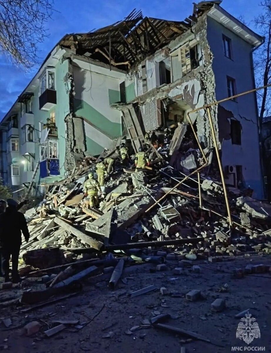 Атака ВСУ по дому в Сызрани. Фото: МЧС Самарской области