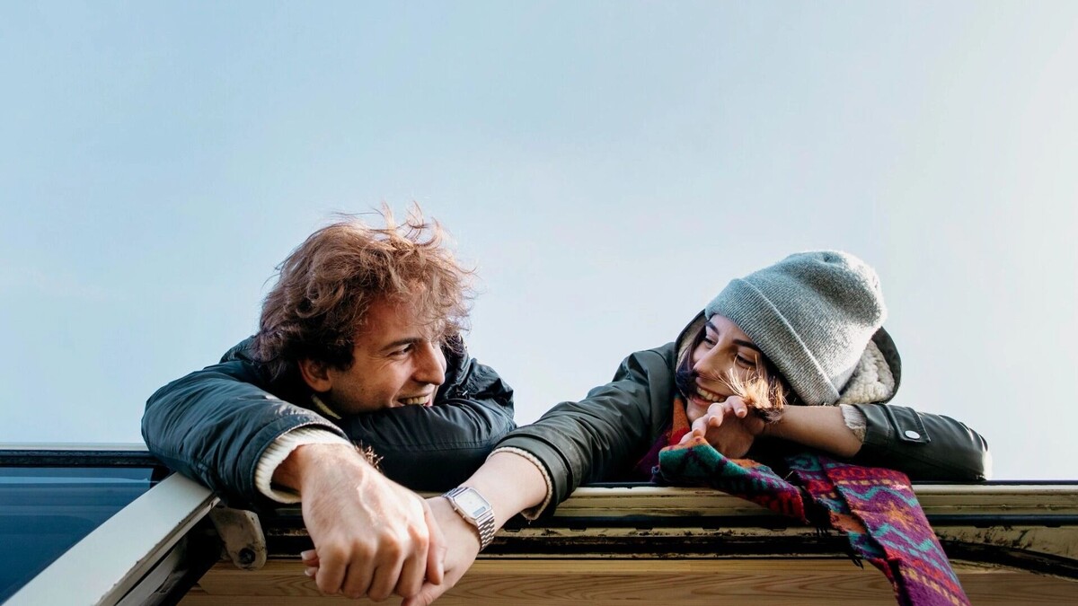    подростки на крыше   freepik.com