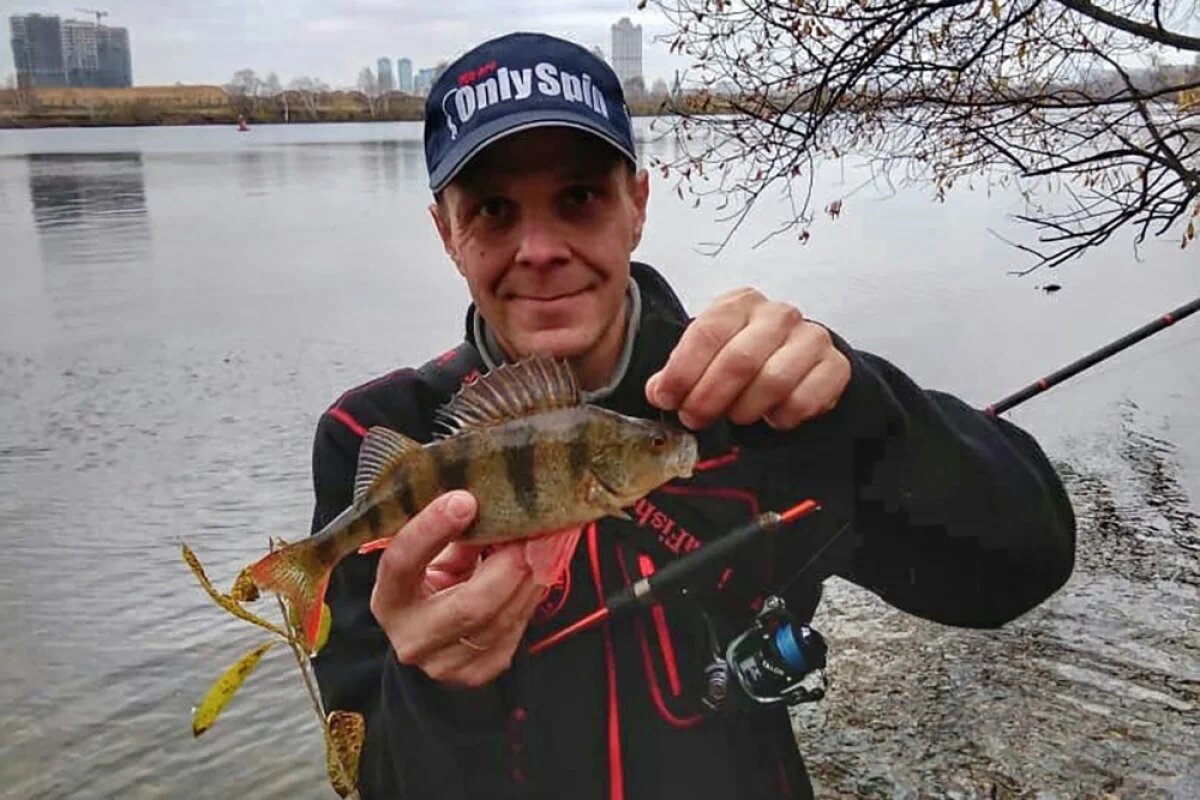    Позируют Максим Бессонов и пойманный им в черте Москвы окунь.