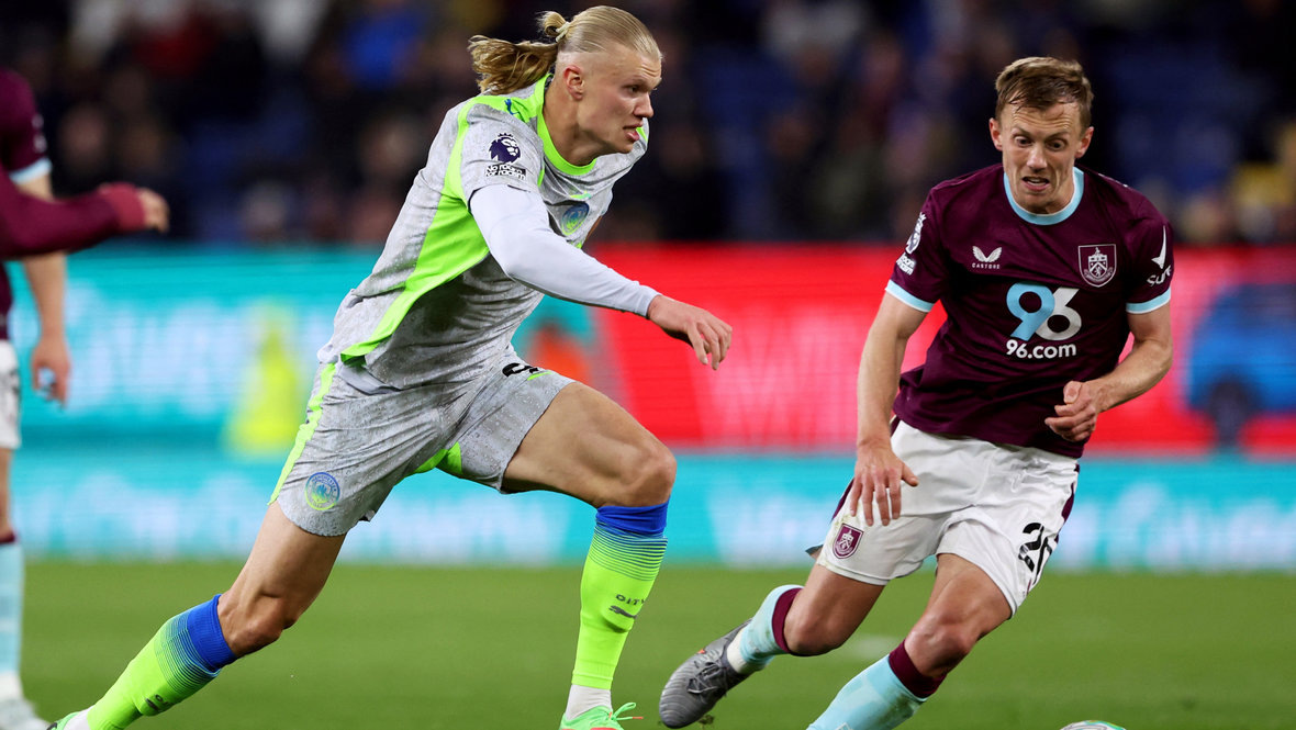    Эрлин Холанн (слева) в атаке. Reuters