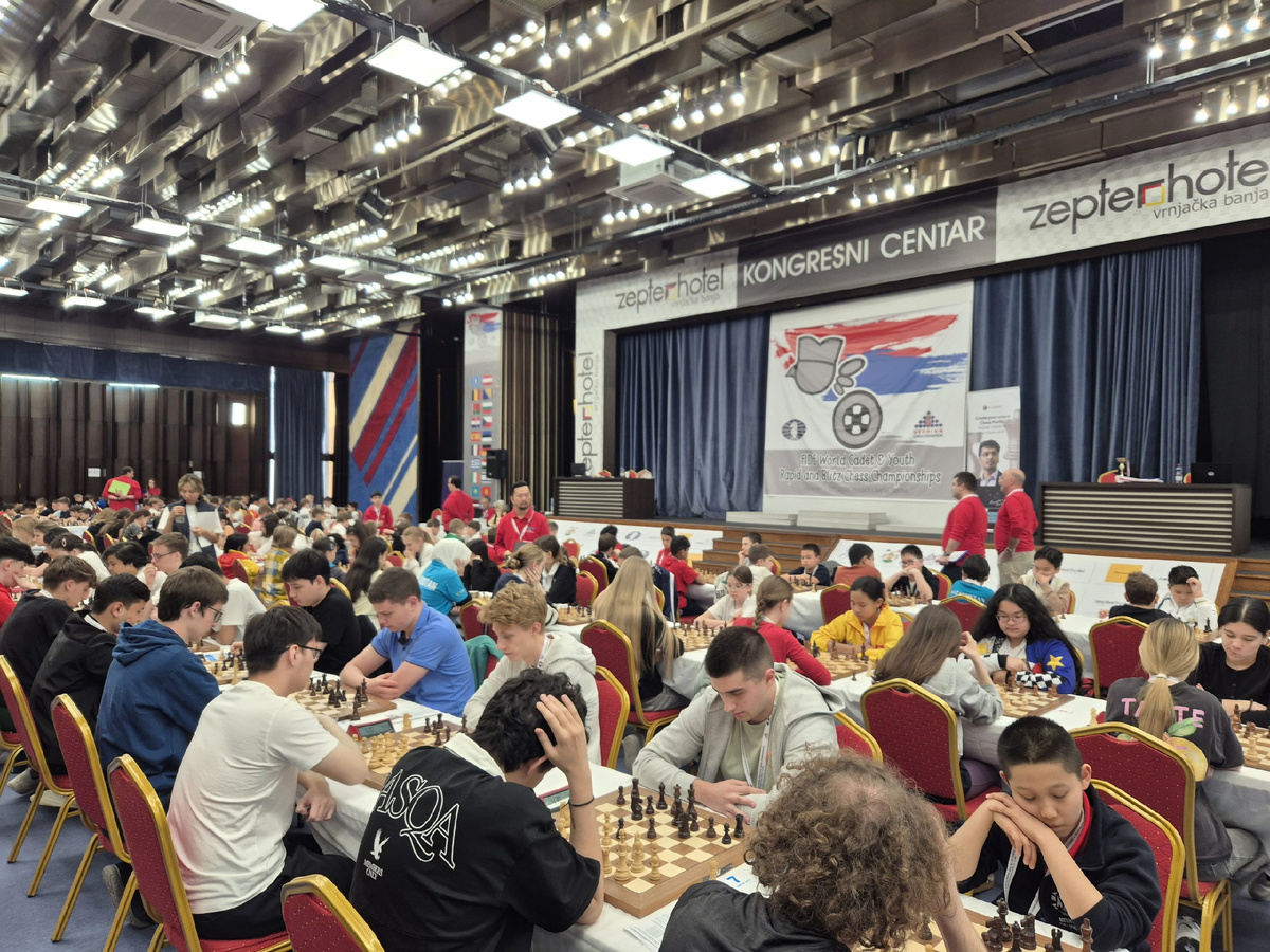 В турнирном зале первенства мира по блицу среди кадетов в Сербии.