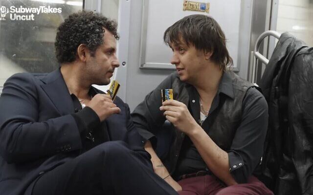 Фронтмен группы The Strokes Джулиан Касабланкас беседует с Каримом Рахмой, ведущим веб-сериала «SubwayTakes», в поезде в Нью-Йорке, 22 апреля 2026 года. (Скриншот/YouTube).