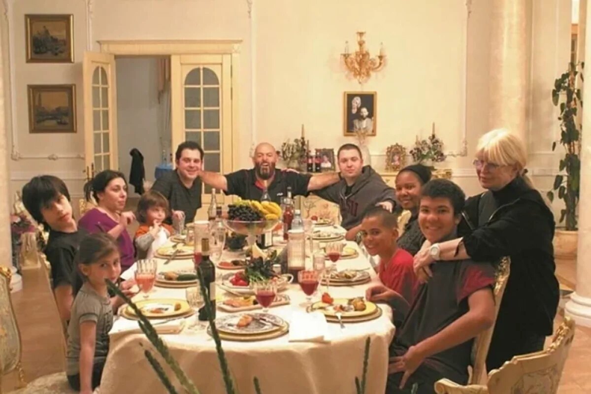    Михаил Шуфутинский с семьей.