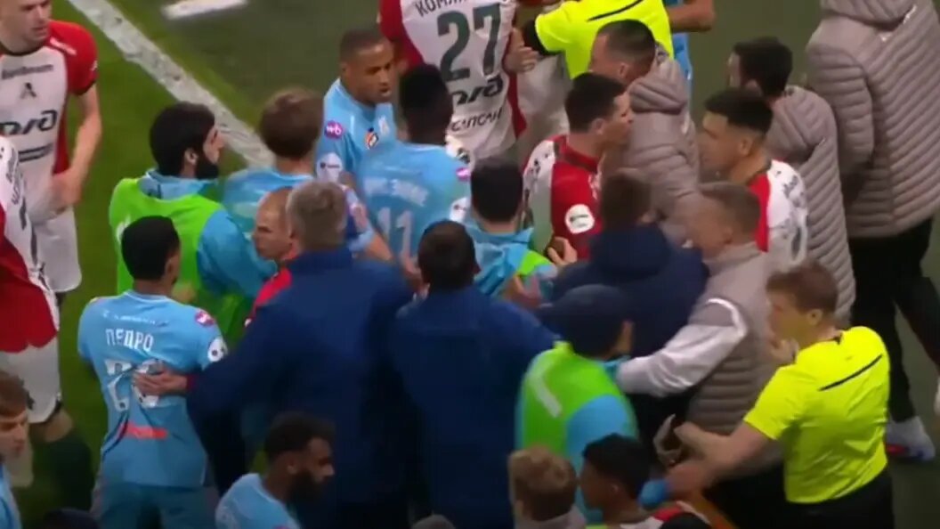    В концовке матча "Локомотив" - "Зенит" случилась массовая потасовка. Кадр из трансляции