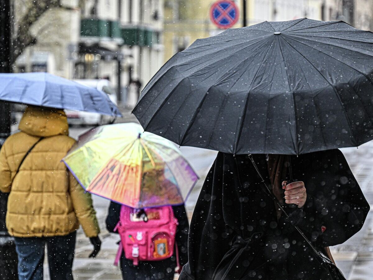    Прохожие во время дождливой погоды в Москве | © РИА Новости / Юрий Кочетков