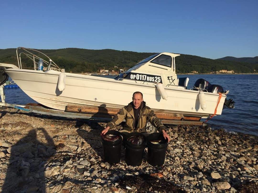 Пропавший в Японском море катер вместе с одним из погибших рыбаков. Фото из открытых источников.