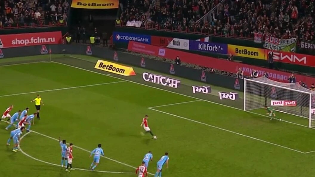    "Локомтив" упустил победу над "Зенитом" в самой концовке матча. Кадр из трансляции, Комличенко пробивает пенальти