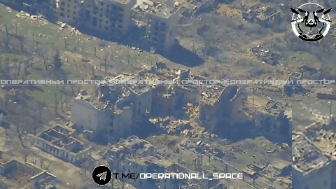    Высокоточный боеприпас похоронил в здании под Лиманом засевших в нём украинских дронщиков. Видео: "Оперативный простор"