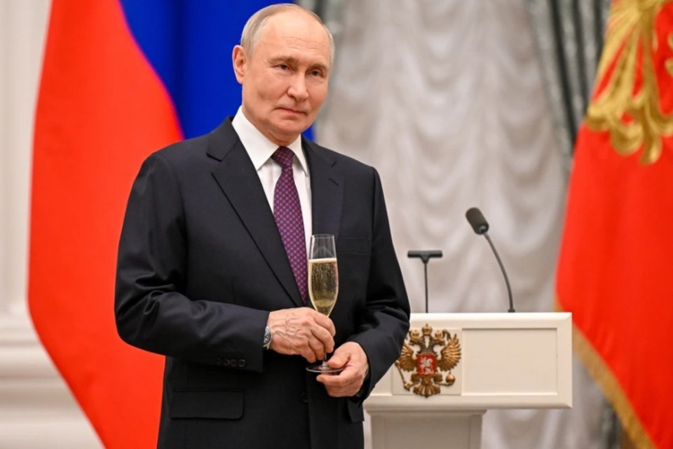    Путин отдал свой бокал шампанского генсеку Федерации бокса России Беспутину. Фото: Кристина Соловьева/POOL/ТАСС