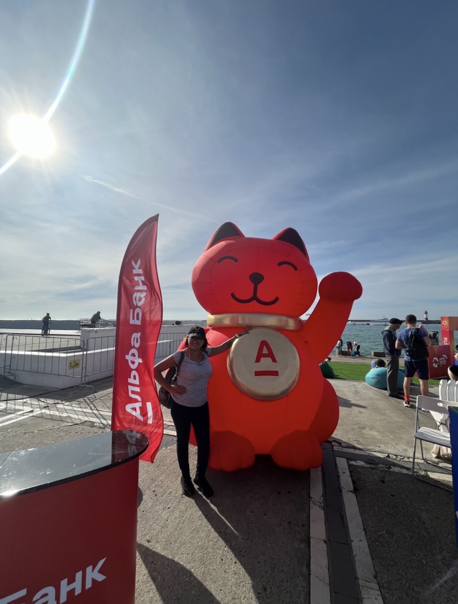Главный герой фан-зоны — тот самый красный кот от Альфа-Банк 😄Без фото с ним марафон будто и не засчитан!