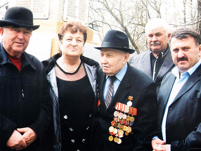 Станислав Дзебоев (крайний справа) с сестрой Региной и ветеранами войны республики