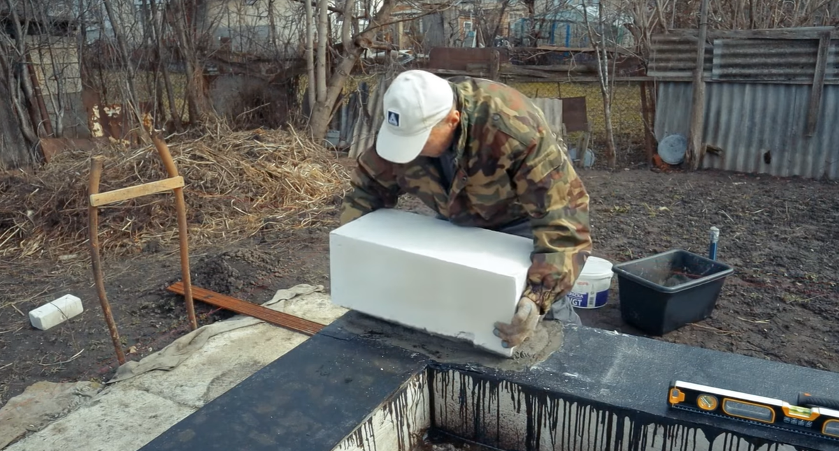 Основа крепости: Мастерство кладки углов первого ряда газобетонных блоков