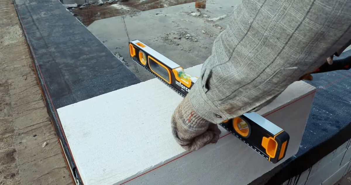 Основа крепости: Мастерство кладки углов первого ряда газобетонных блоков