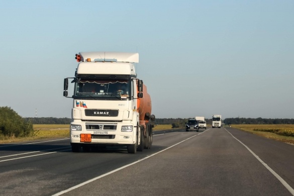 У дальнобойщиков и наладчиков в Волгоградской области выросли зарплаты