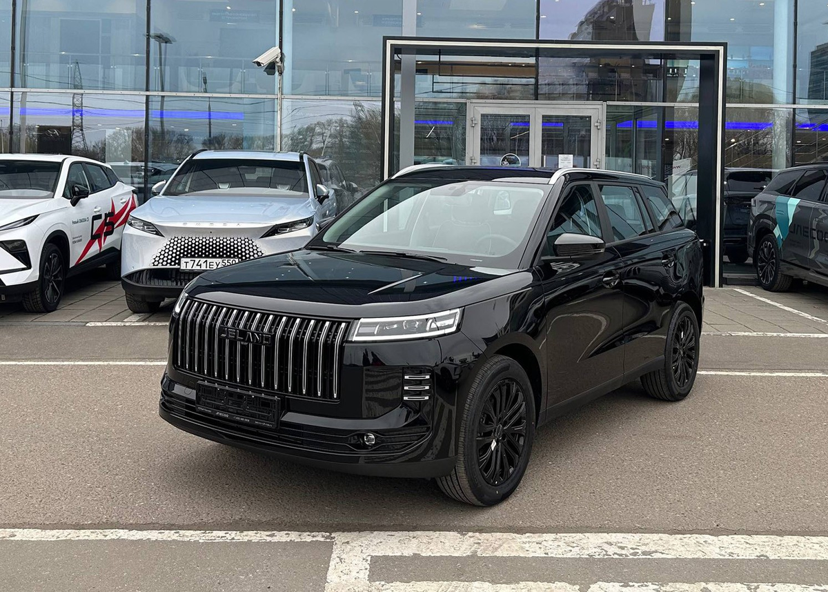 Один из первых кроссоверов Jeland J6 на стоянке около шоу-рума отечественного дилера