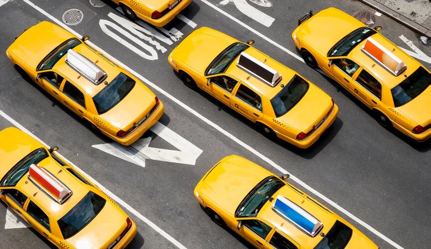 «К концу 2026 года цены на такси могут вырасти еще на 25-30%». Эксперты рассказали, как новый закон изменит рынок перевозок