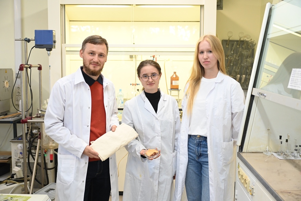 Разработчики новых материалов: ученые ХФ ТГУ Григорий Мамонтов и Полина Мацкан, студентка 4 курса ХФ ТГУ Валерия Лобанова