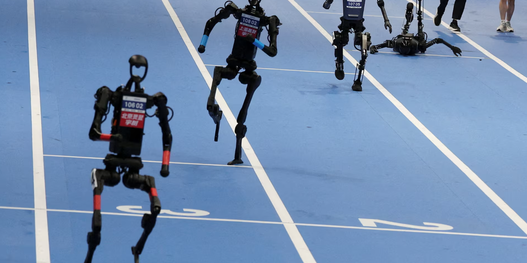 "Не гони, железяка!" Двуногий робот побил человеческий рекорд в полумарафоне на целых 7 минут