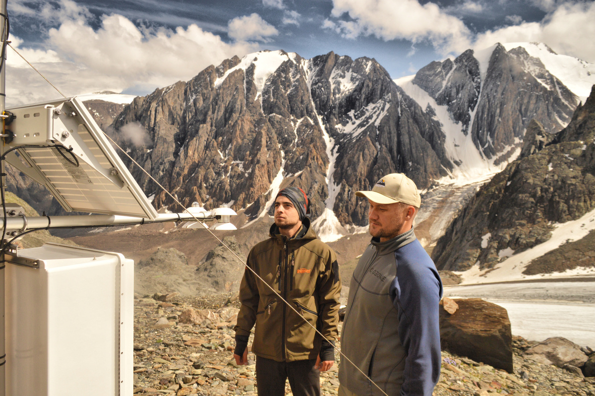 Установка нового оборудования на леднике Левый Актру
Фото: ГГФ ТГУ