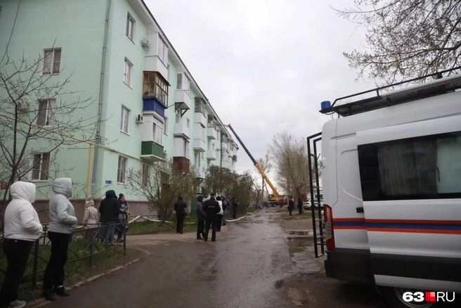 «Мама разрешила ей остаться еще на день». Репортаж из Сызрани, где под завалами дома погибли бабушка и 12-летняя внучка