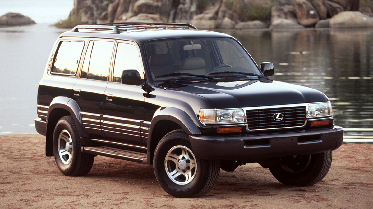 Lexus LX 450 имел вертикальные стойки, высокую крышу и огромную площадь остекления