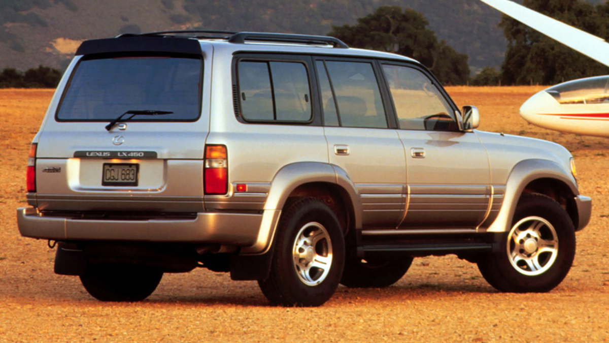 Под капотом LX 450 стоял легендарный рядный 6-цилиндровый мотор 1FZ-FE с чугунным блоком цилиндров и цепным приводом ГРМ. Этот двигатель считался одним из самых надежных в истории мирового автопрома, способным проходить до 700 тыс. км без капитального ремонта