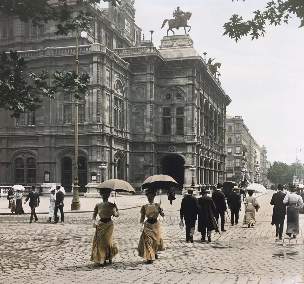 Прохожие перед зданием Венской оперы, 1907