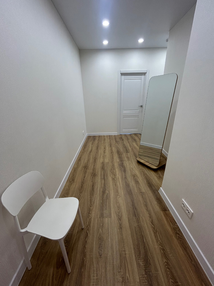 Фотография сделана из входной двери.