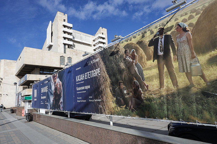    Именно «Казан егетләре» стали главным театральным, а то и вовсе культурным (хотя, вернее сказать, социологическим) явлением года в Татарстане.   
Фото: Андрей Титов