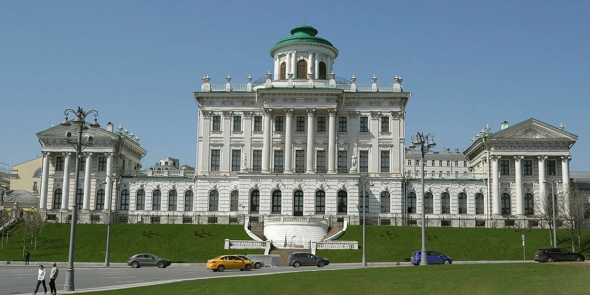 Дом построен в 1784–1786 годах. Автор проекта в документах не назван — по традиции здание связывают с Василием Баженовым